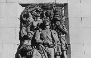 This memorial was designed by Leon Suzin and sculpted by Nathan Rapoport. Its western side depicts Jewish partisans who fought in the Warsaw ghetto uprising of 1943.