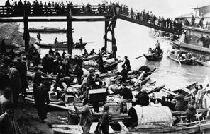  Chinese citizens, and American and British visitors, evacuate Nanjing in preparation for an attack by the Japanese.
