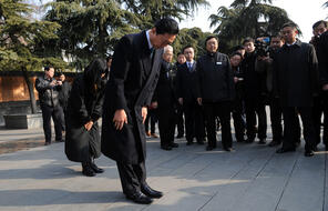 Former Japanese Prime Minister Hatoyama Yukio and his wife bow as they mourn for the Nanjing Massacre victims.