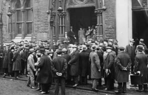 This image shows unemployed people waiting for work in front of the Union House in London.