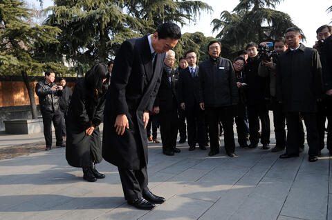 Former Japanese Prime Minister Hatoyama Yukio and his wife bow as they mourn for the Nanjing Massacre victims.