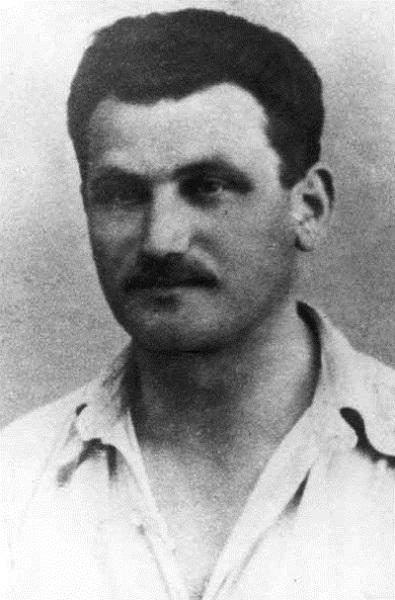 Photo portrait of young white man with a moustache