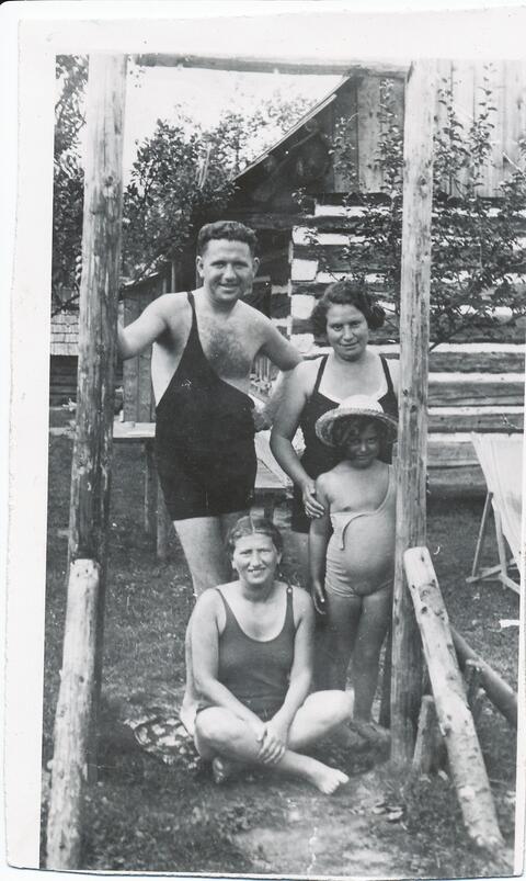 Image of Rena Finder with her parents and aunt in swimming suits.